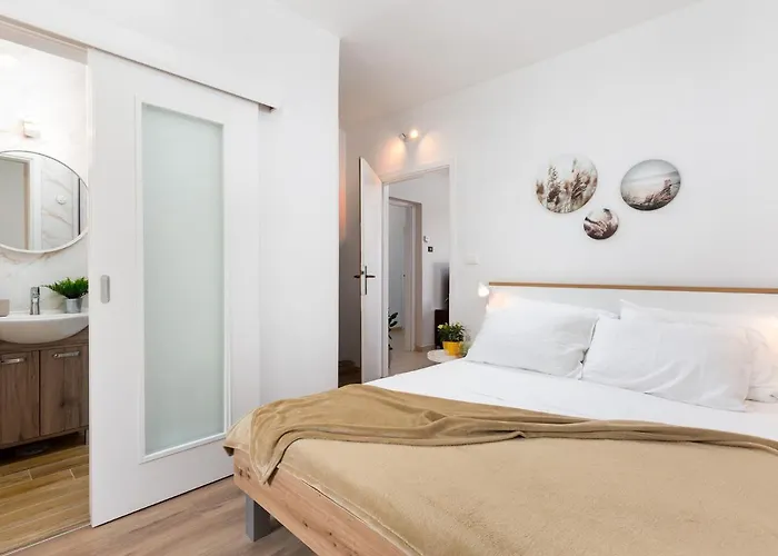 Apartman With Parking Space - 6922 *